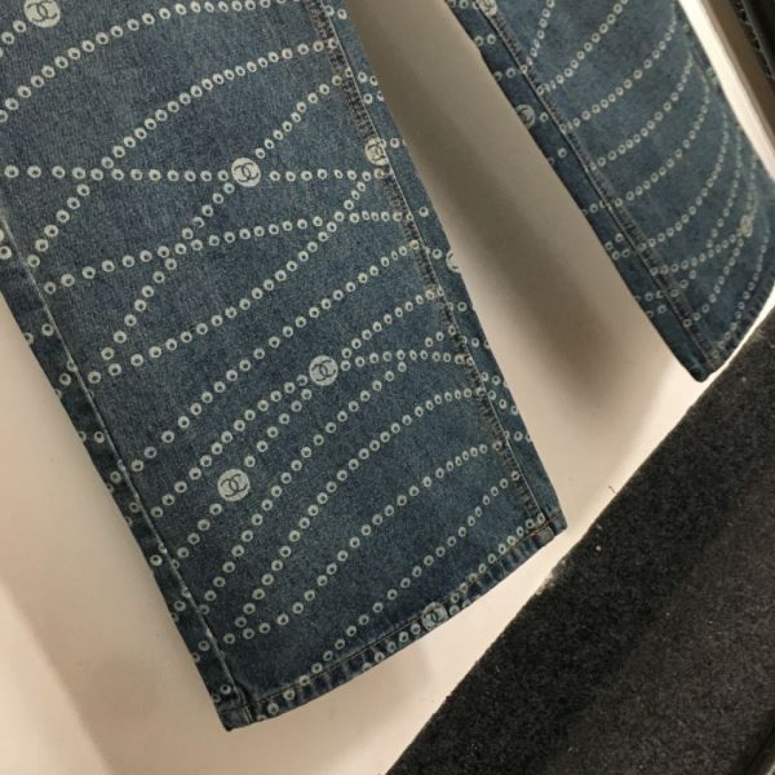 洗練 モダン Chanel シャネル コピー ジーンズ ストレートパンツ 全面パターン 刺繍風ディテール 上質デニム 日常コーデ