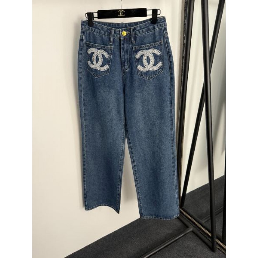 洗練 エレガント Chanel シャネル コピー ジーンズ ハイウエスト 美脚ライン ロゴ刺繍デザイン 上質デニム 日常上品