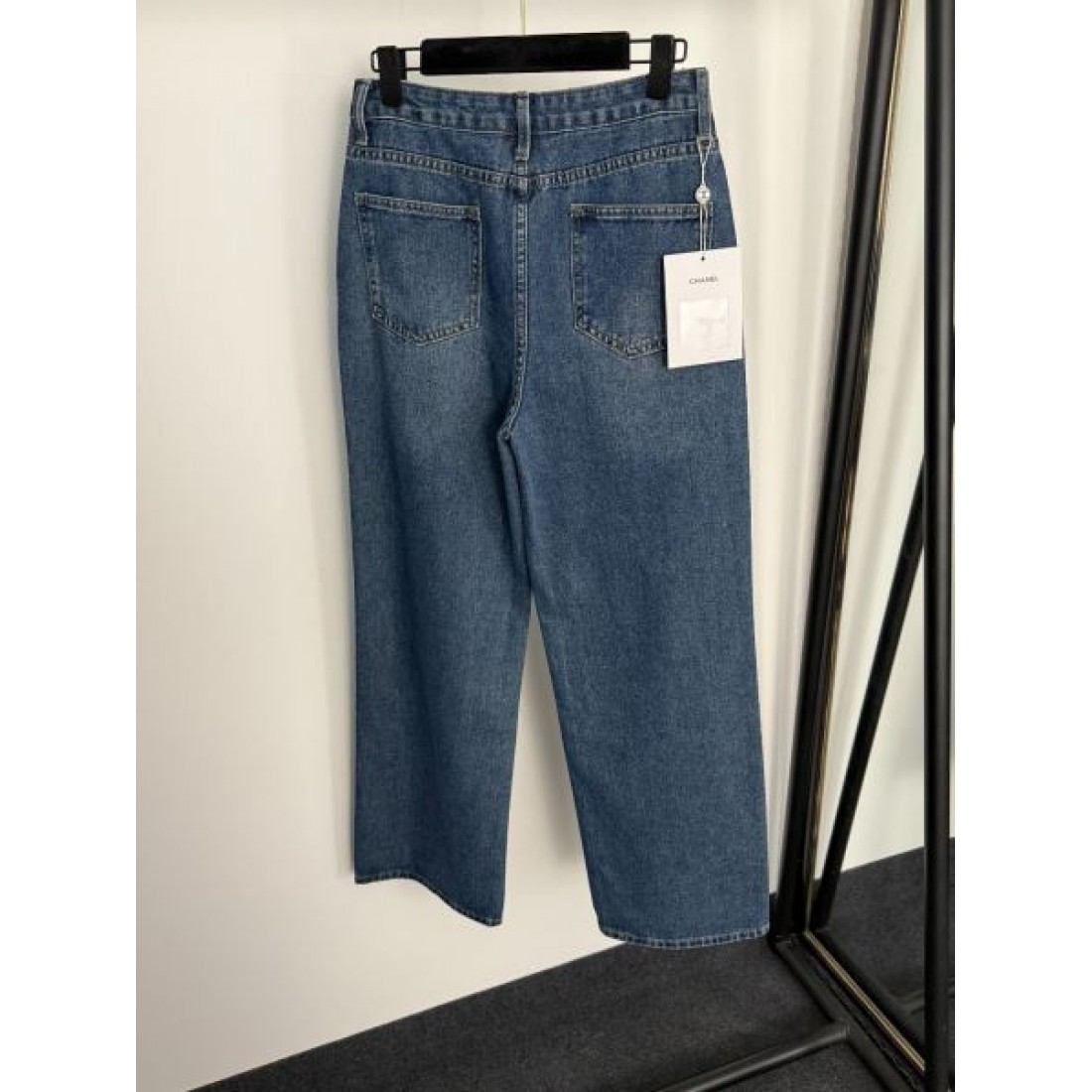 洗練 エレガント Chanel シャネル コピー ジーンズ ハイウエスト 美脚ライン ロゴ刺繍デザイン 上質デニム 日常上品