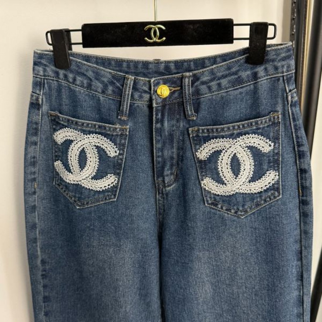 洗練 エレガント Chanel シャネル コピー ジーンズ ハイウエスト 美脚ライン ロゴ刺繍デザイン 上質デニム 日常上品