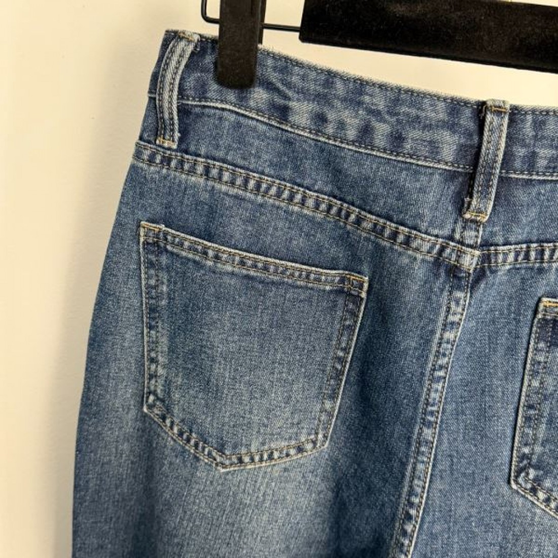 洗練 エレガント Chanel シャネル コピー ジーンズ ハイウエスト 美脚ライン ロゴ刺繍デザイン 上質デニム 日常上品