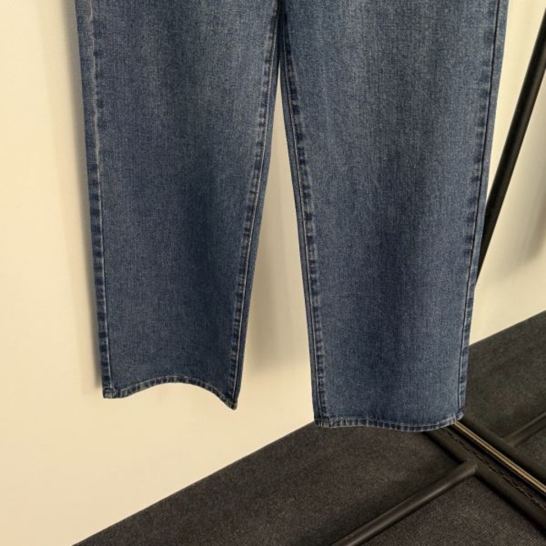 洗練 エレガント Chanel シャネル コピー ジーンズ ハイウエスト 美脚ライン ロゴ刺繍デザイン 上質デニム 日常上品