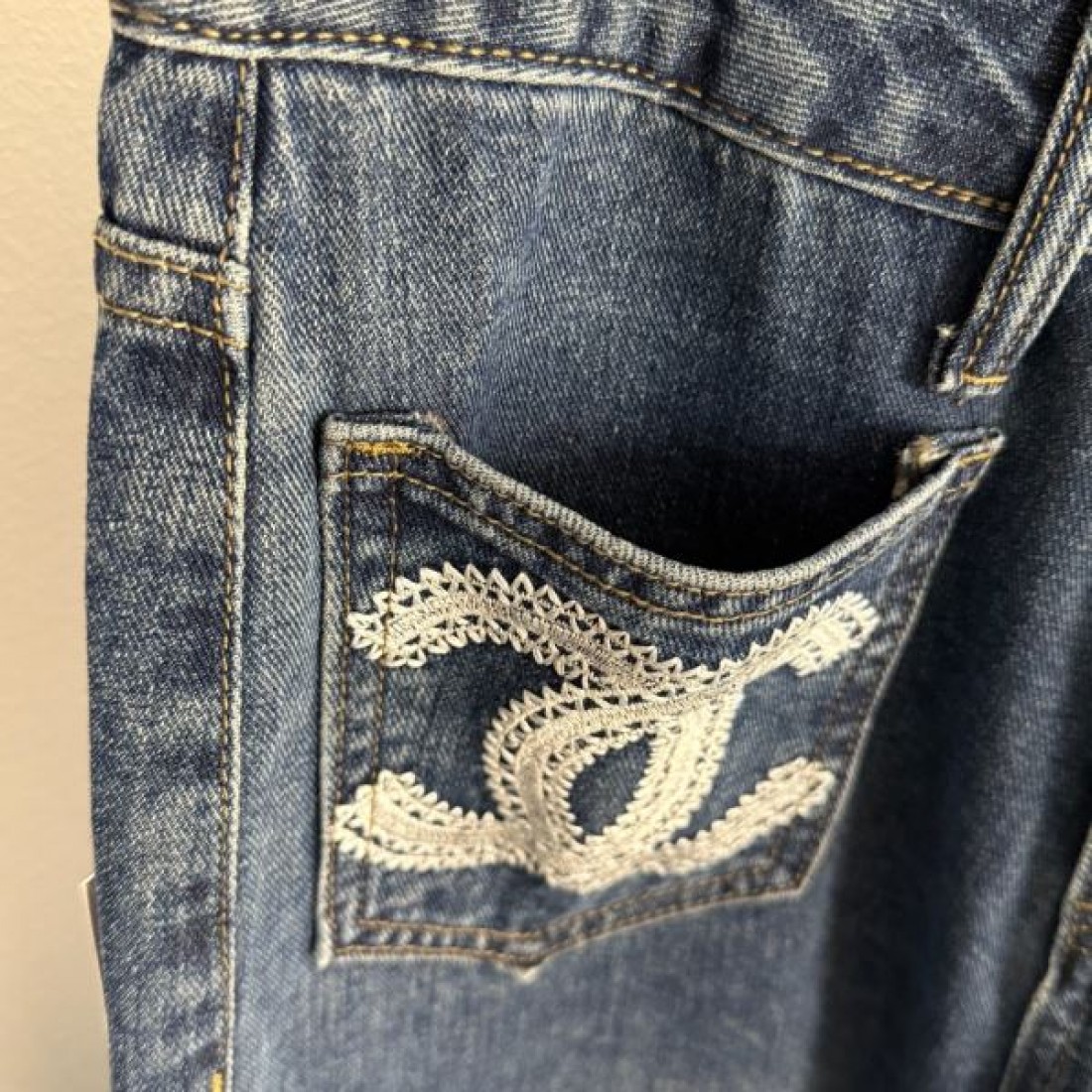 洗練 エレガント Chanel シャネル コピー ジーンズ ハイウエスト 美脚ライン ロゴ刺繍デザイン 上質デニム 日常上品