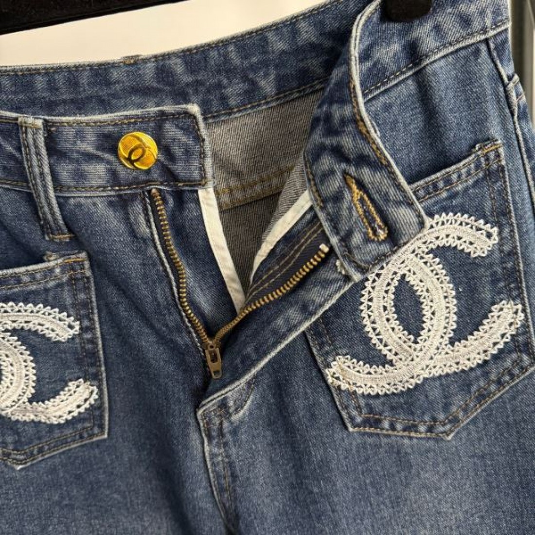 洗練 エレガント Chanel シャネル コピー ジーンズ ハイウエスト 美脚ライン ロゴ刺繍デザイン 上質デニム 日常上品