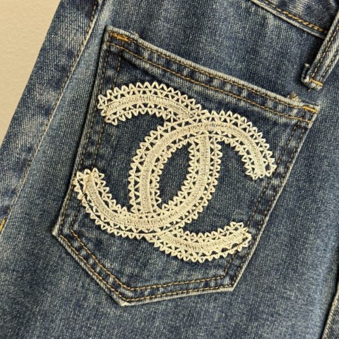 洗練 エレガント Chanel シャネル コピー ジーンズ ハイウエスト 美脚ライン ロゴ刺繍デザイン 上質デニム 日常上品