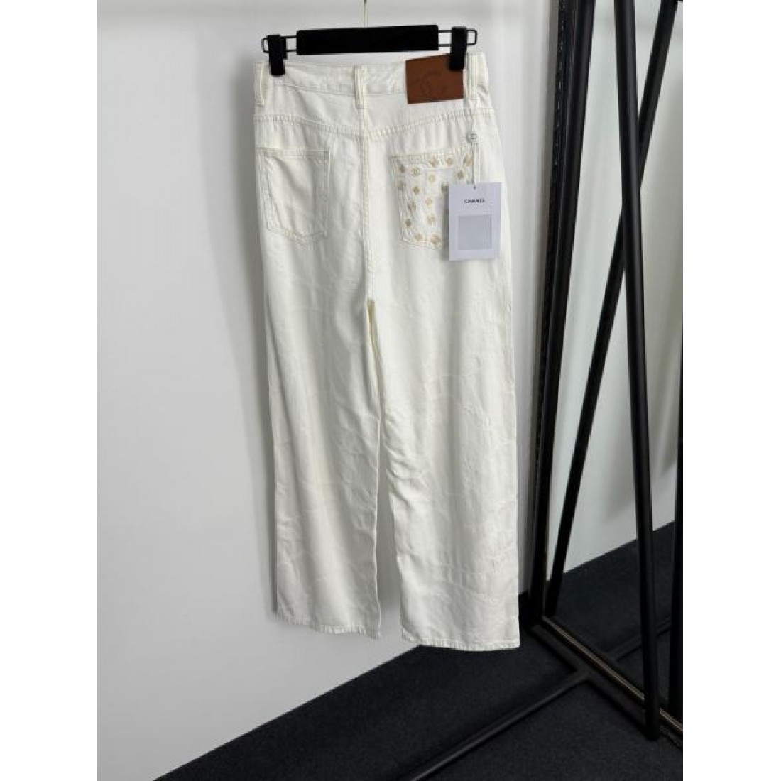  上品 エレガント Chanel シャネル コピー デニムパンツ ワイドシルエット 総柄ロゴ 刺繍デザイン 高級感仕上げ