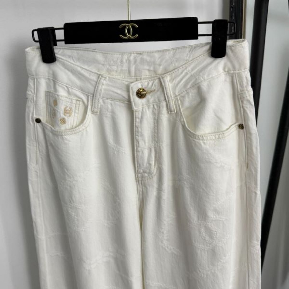  上品 エレガント Chanel シャネル コピー デニムパンツ ワイドシルエット 総柄ロゴ 刺繍デザイン 高級感仕上げ