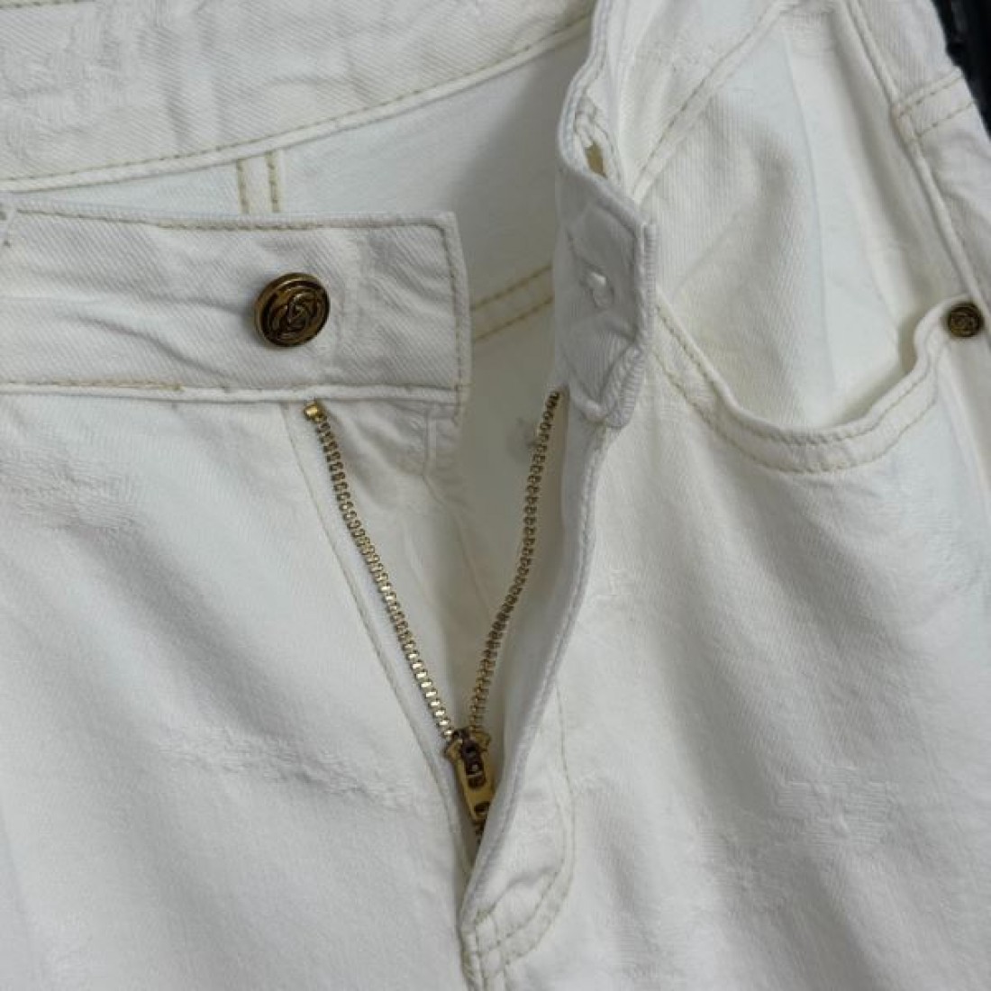  上品 エレガント Chanel シャネル コピー デニムパンツ ワイドシルエット 総柄ロゴ 刺繍デザイン 高級感仕上げ