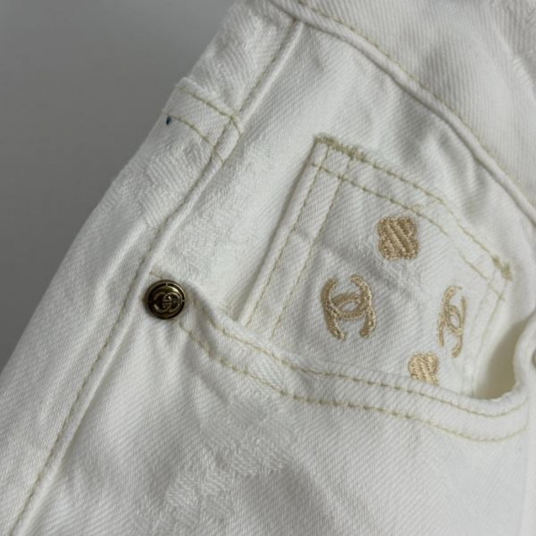  上品 エレガント Chanel シャネル コピー デニムパンツ ワイドシルエット 総柄ロゴ 刺繍デザイン 高級感仕上げ