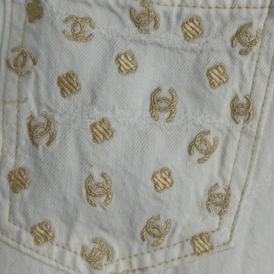  上品 エレガント Chanel シャネル コピー デニムパンツ ワイドシルエット 総柄ロゴ 刺繍デザイン 高級感仕上げ