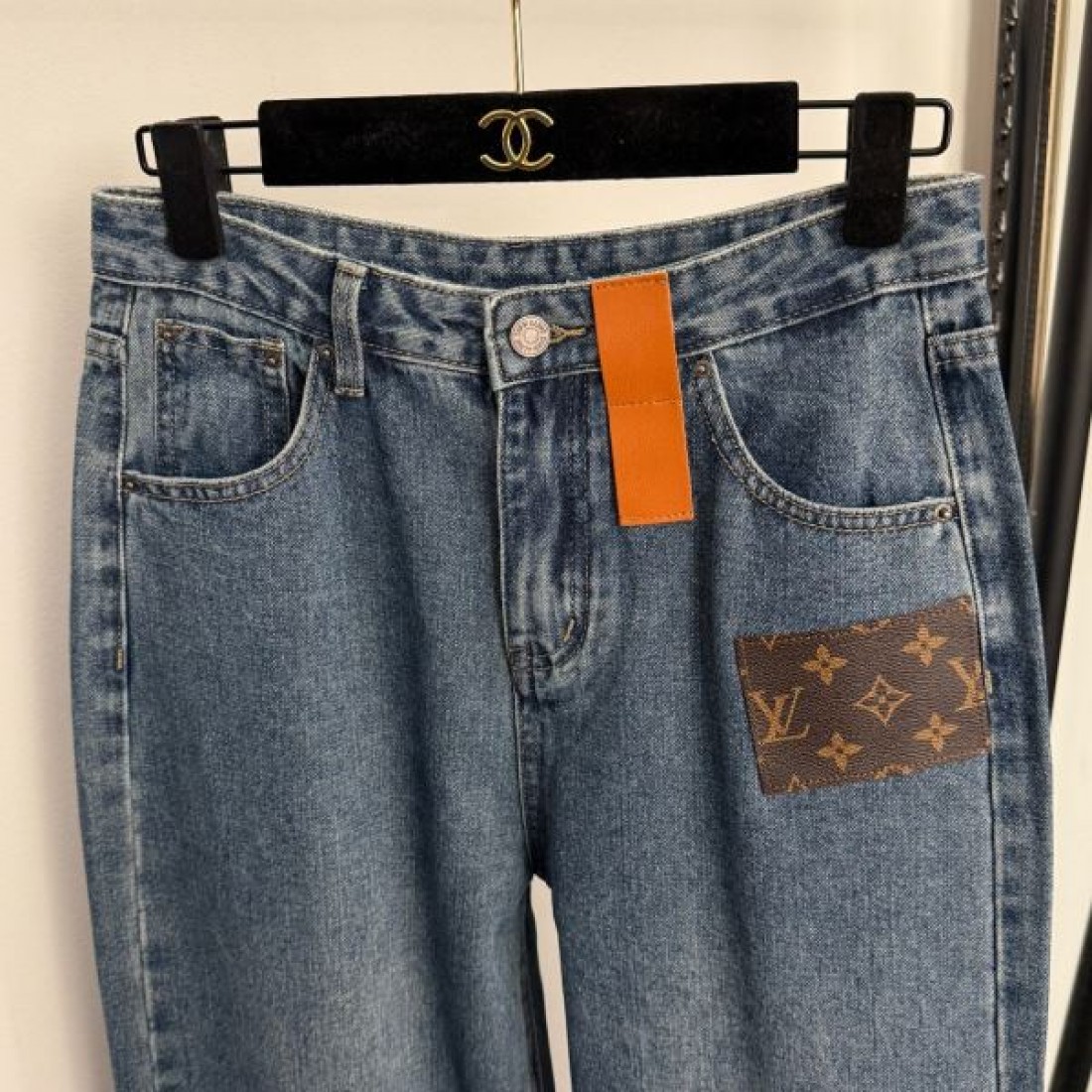 カジュアル 洗練 Louis Vuitton ルイヴィトン コピー デニムパンツ ストレートフィット モノグラムパッチ レザーディテール 快適着用