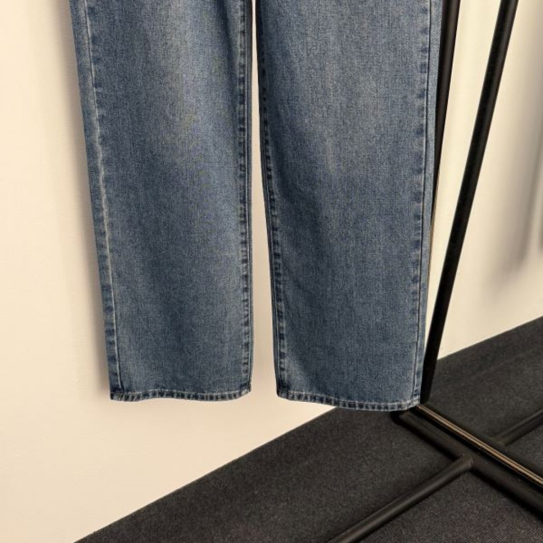 カジュアル 洗練 Louis Vuitton ルイヴィトン コピー デニムパンツ ストレートフィット モノグラムパッチ レザーディテール 快適着用