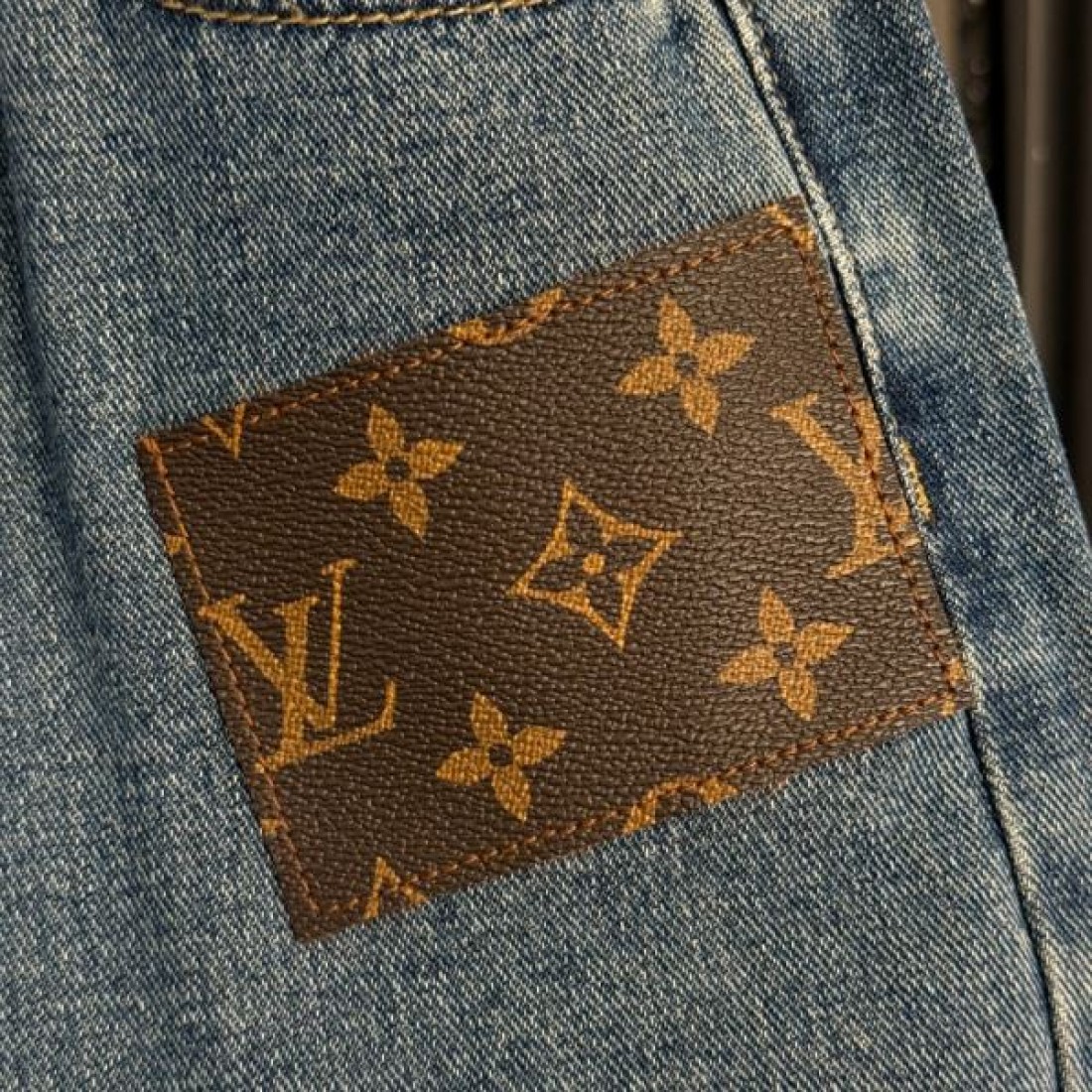 カジュアル 洗練 Louis Vuitton ルイヴィトン コピー デニムパンツ ストレートフィット モノグラムパッチ レザーディテール 快適着用