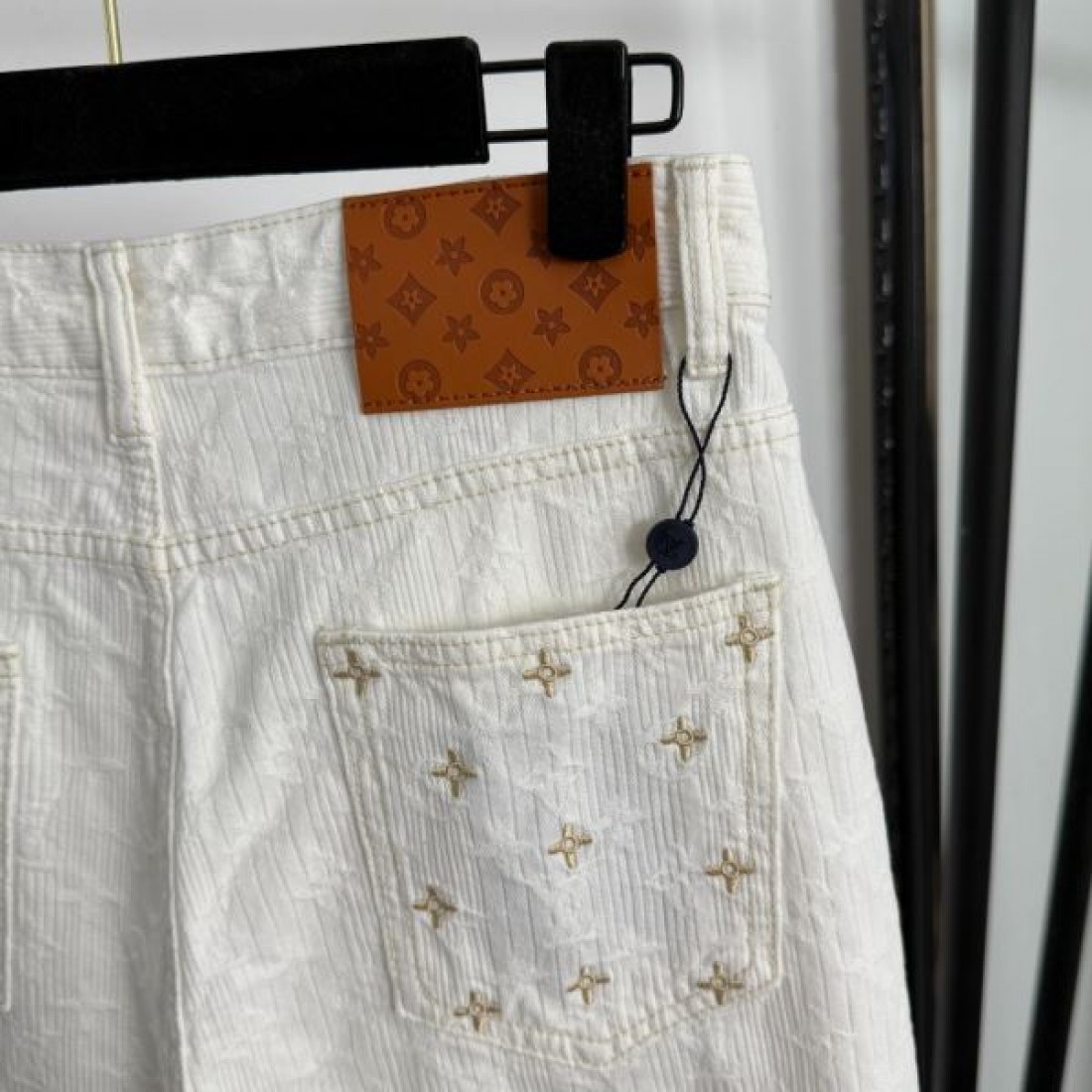 ナチュラル 高級感 Louis Vuitton ルイヴィトン コピー カジュアルパンツ ゆったりシルエット ロゴ刺繍 快適フィット 日常着