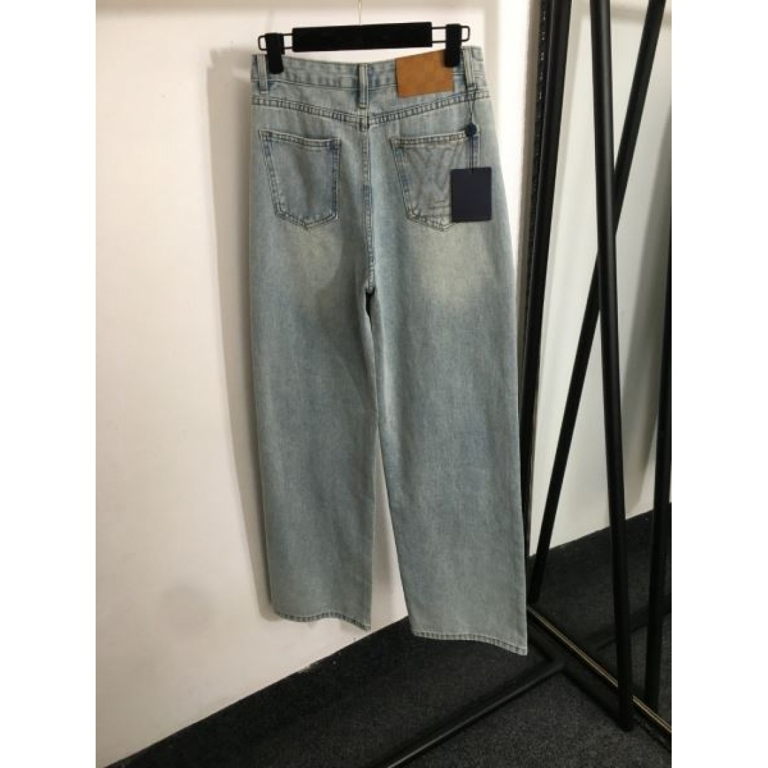 シンプル 高品質 Louis Vuitton ルイヴィトン コピー ジーンズ ストレートパンツ ロゴ刺繍 ポケットデザイン 日常万能