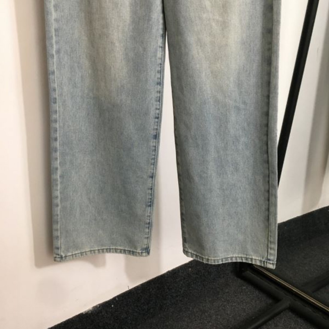 シンプル 高品質 Louis Vuitton ルイヴィトン コピー ジーンズ ストレートパンツ ロゴ刺繍 ポケットデザイン 日常万能