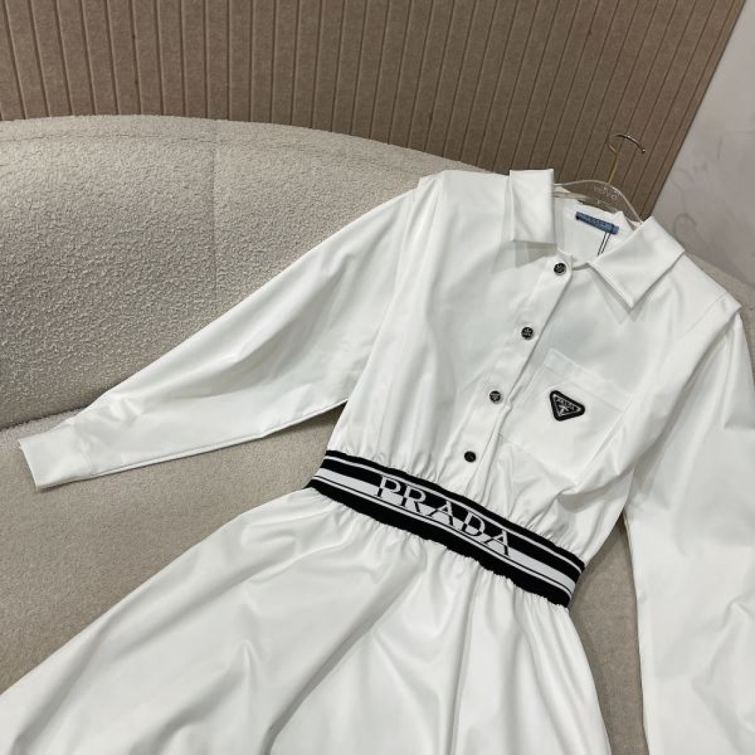 PRADA コピー ワンピース ウエストマーク  プラダ ロゴベルト付き 美シルエット ロングワンピース