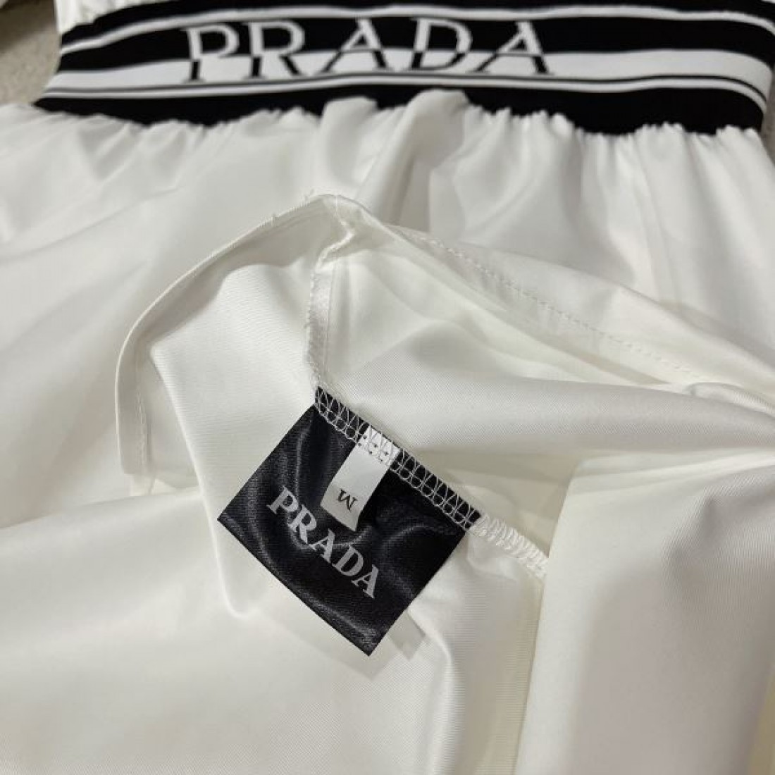 PRADA コピー ワンピース ウエストマーク  プラダ ロゴベルト付き 美シルエット ロングワンピース