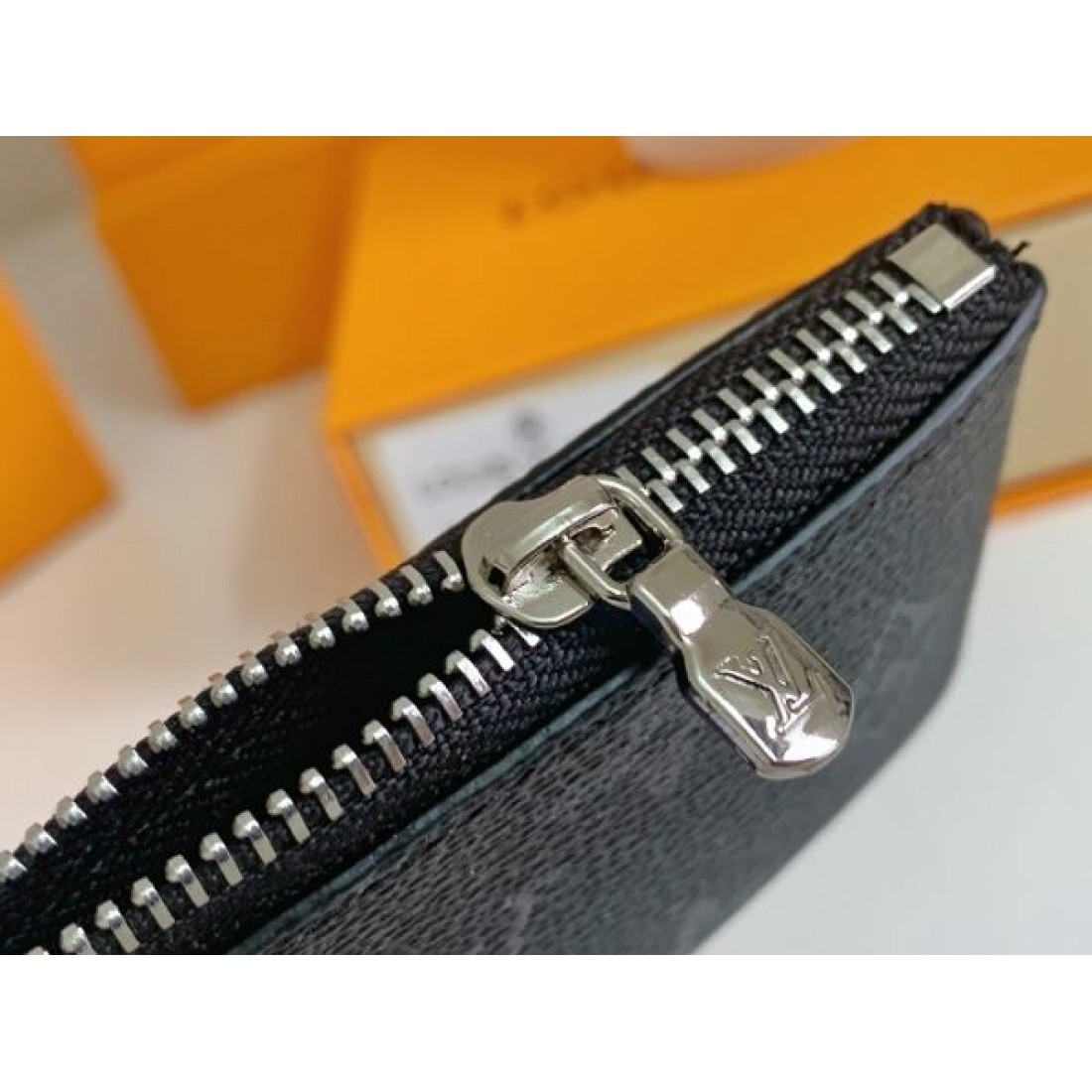 ルイ・ヴィトン コピー 財布 ミニ財布 カード収納 小銭入れ一体 ラウンドジップ チェーン付き LOUIS VUITTON