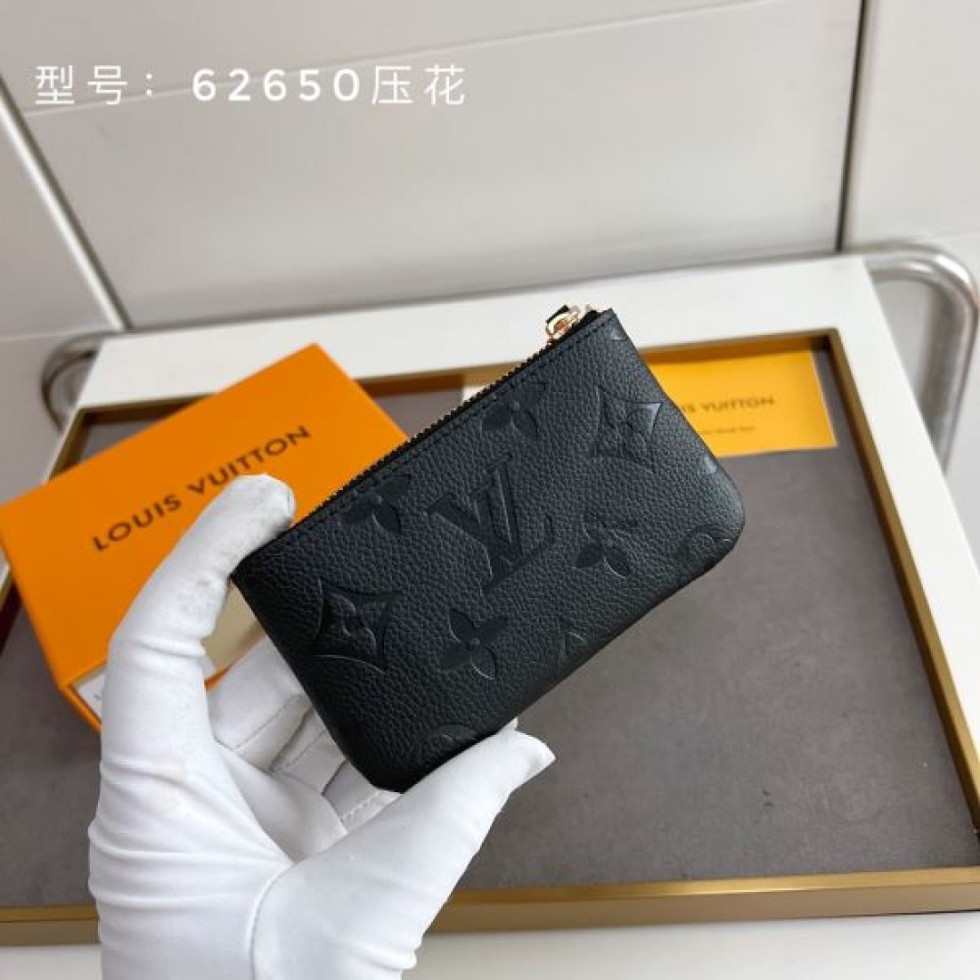 ルイヴィトン コピー 財布 エンボスモノグラム ラウンドジップ ミニカードケース キーリング付き コンパクト財布 Louis Vuitton 