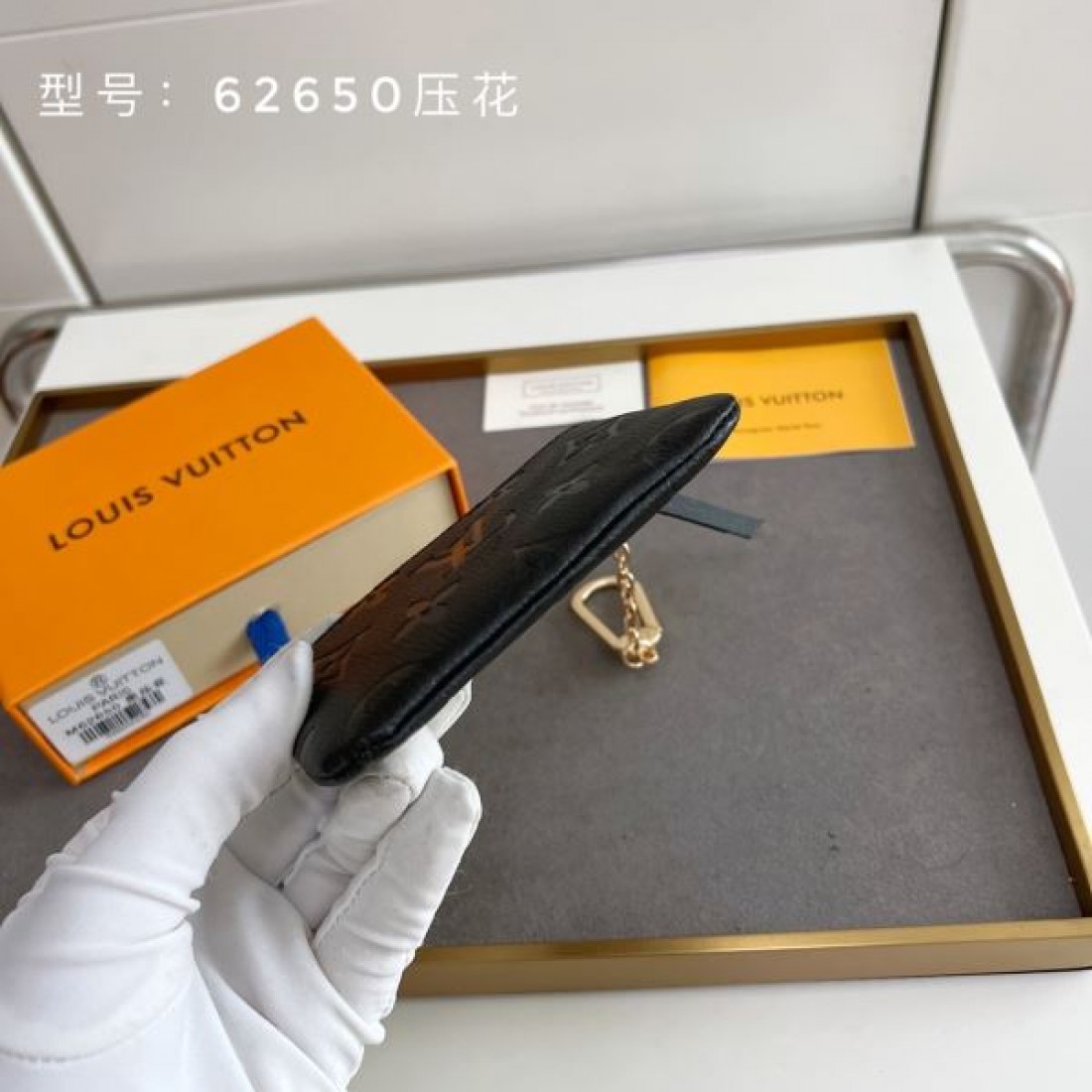 ルイヴィトン コピー 財布 エンボスモノグラム ラウンドジップ ミニカードケース キーリング付き コンパクト財布 Louis Vuitton 
