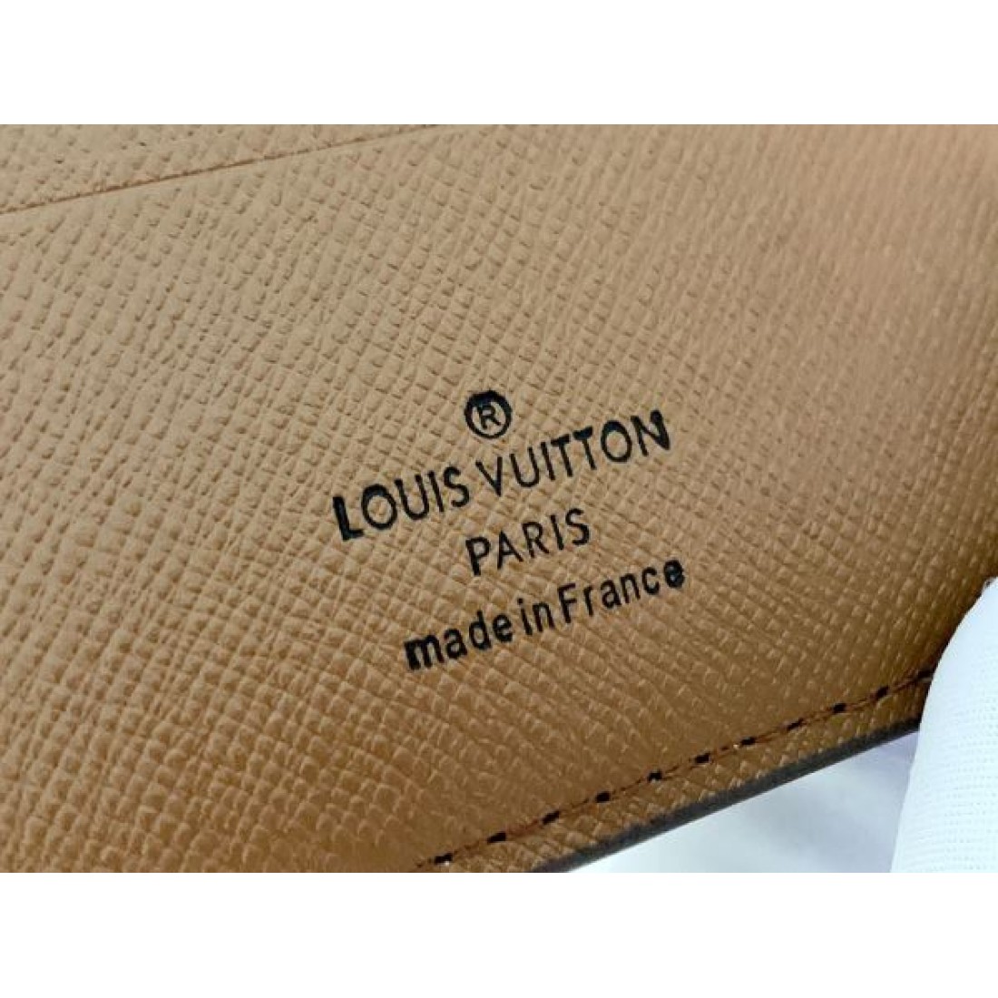 洗練 シンプル LOUIS VUITTON ルイヴィトン コピー  二つ折り財布 収納力抜群 上品