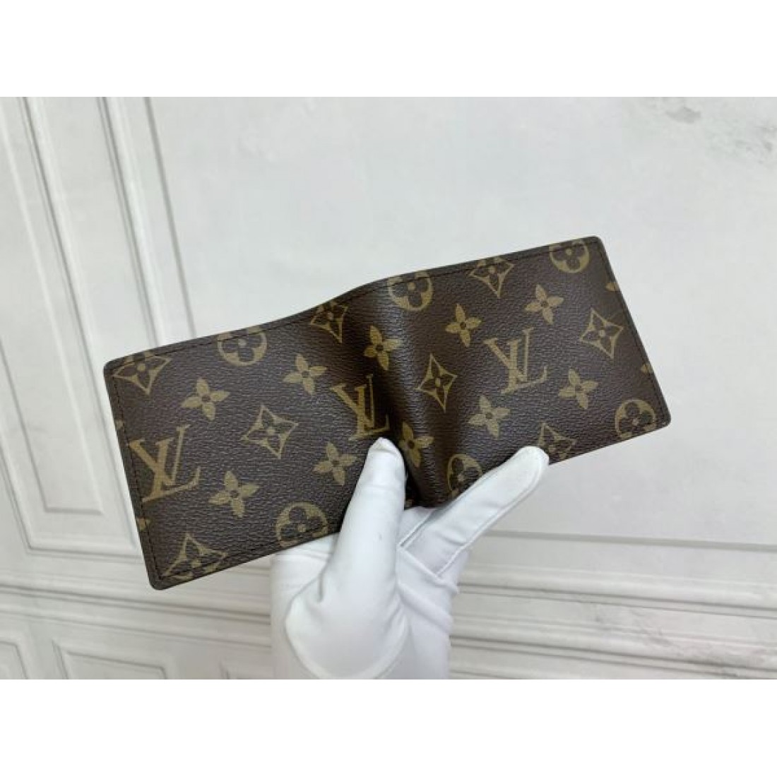 洗練 シンプル LOUIS VUITTON ルイヴィトン コピー  二つ折り財布 収納力抜群 上品