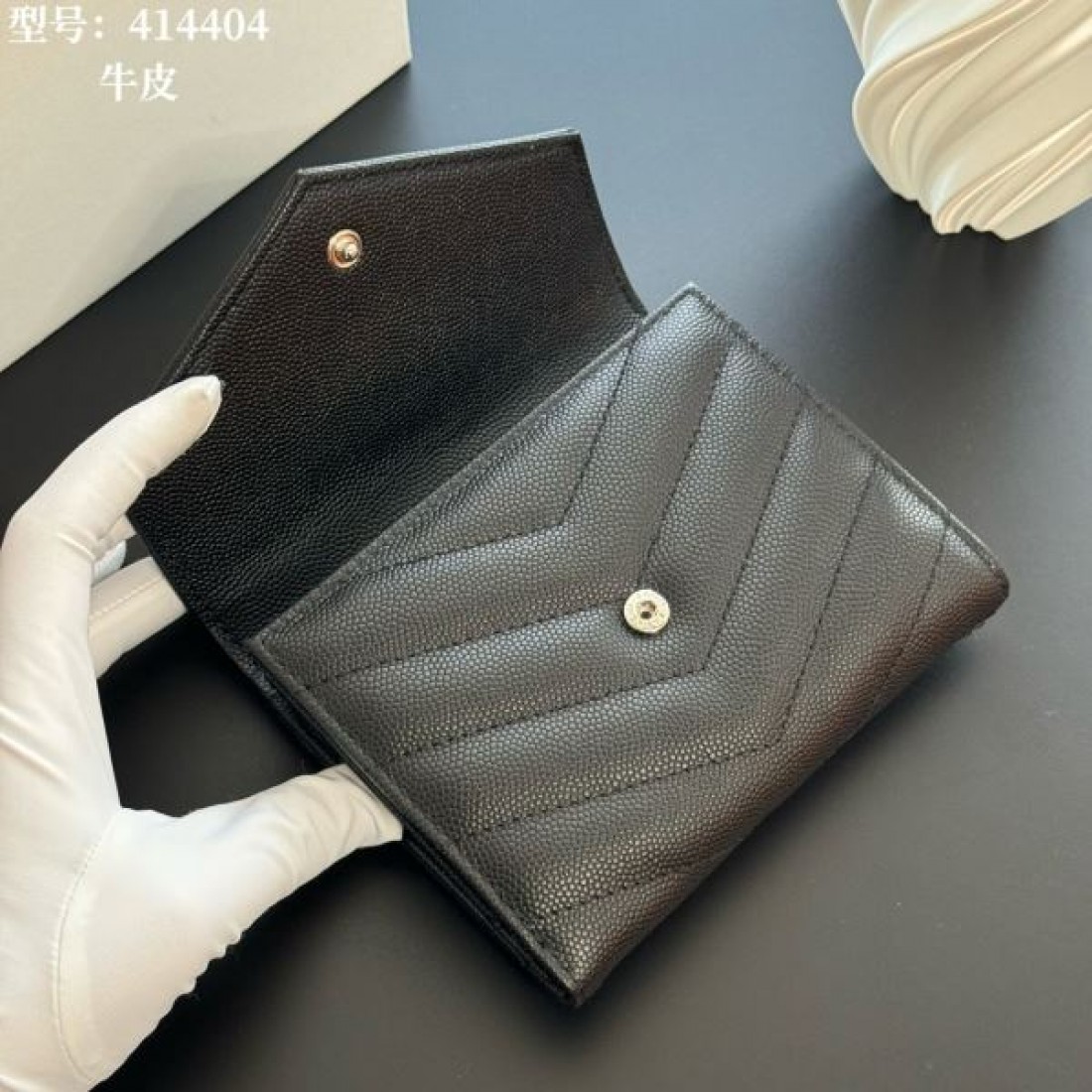  高級感 人気 YSL イヴサンローラン コピー  二つ折り財布 薄型 使いやすい