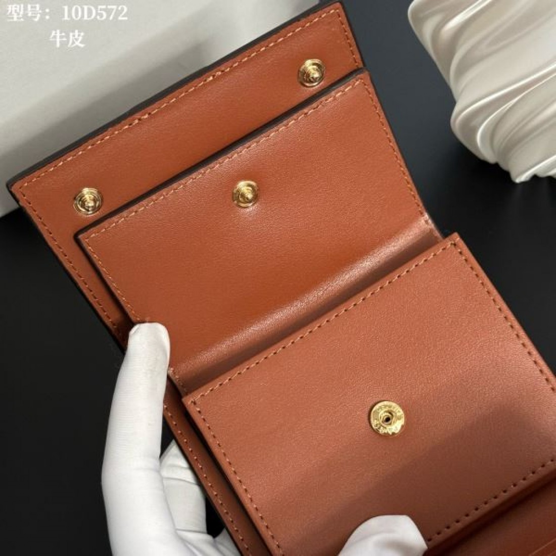 大人上品 シンプル CELINE セリーヌ コピー  三つ折り財布 収納力抜群 高見え