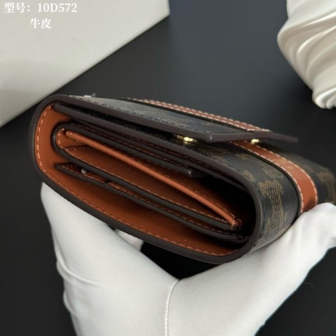 大人上品 シンプル CELINE セリーヌ コピー  三つ折り財布 収納力抜群 高見え