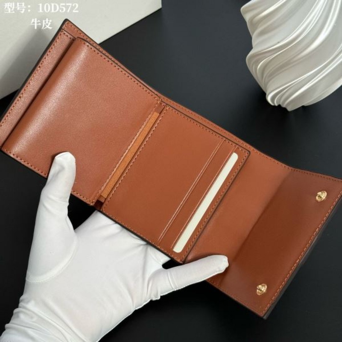 大人上品 シンプル CELINE セリーヌ コピー  三つ折り財布 収納力抜群 高見え