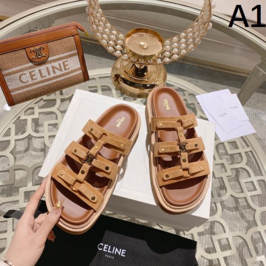 ナチュラル 高級感 CELINE セリーヌ コピー フラットサンダル ブラウンカラー スムースレザー バックル装飾 軽量ソール 足元フィット リゾートスタイル