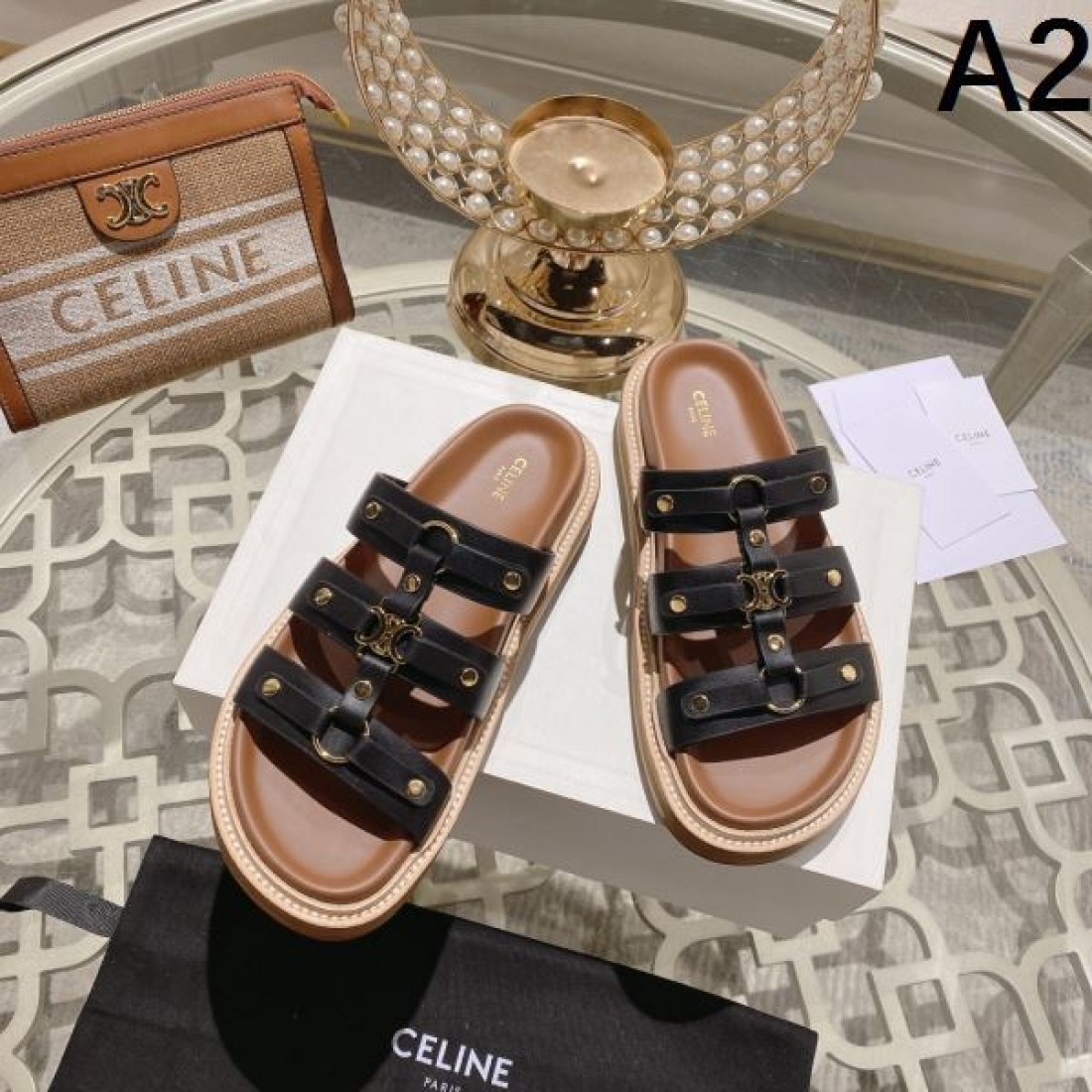 ナチュラル 高級感 CELINE セリーヌ コピー フラットサンダル ブラウンカラー スムースレザー バックル装飾 軽量ソール 足元フィット リゾートスタイル
