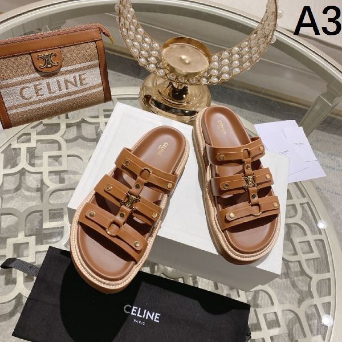 ナチュラル 高級感 CELINE セリーヌ コピー フラットサンダル ブラウンカラー スムースレザー バックル装飾 軽量ソール 足元フィット リゾートスタイル