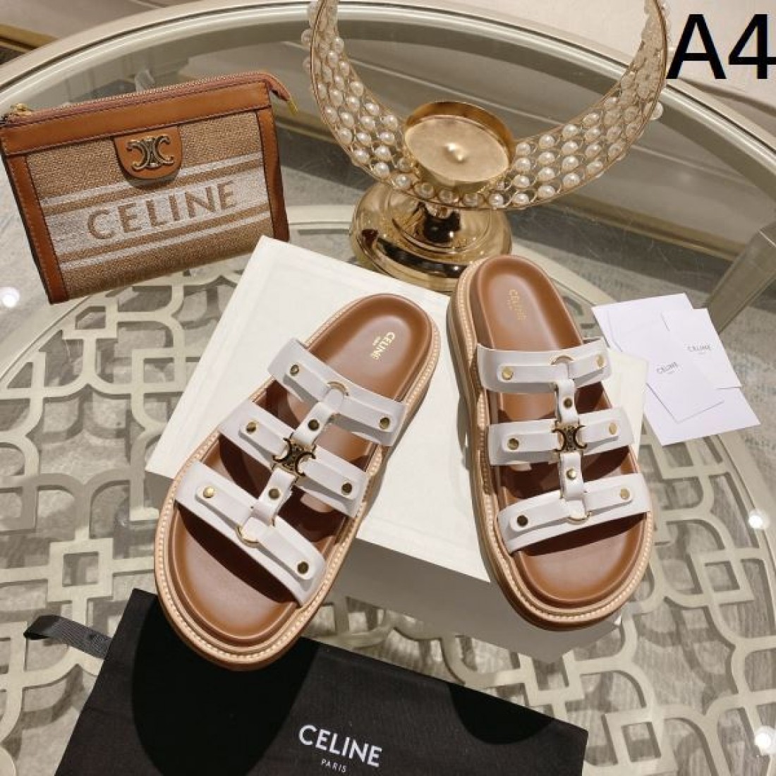 ナチュラル 高級感 CELINE セリーヌ コピー フラットサンダル ブラウンカラー スムースレザー バックル装飾 軽量ソール 足元フィット リゾートスタイル