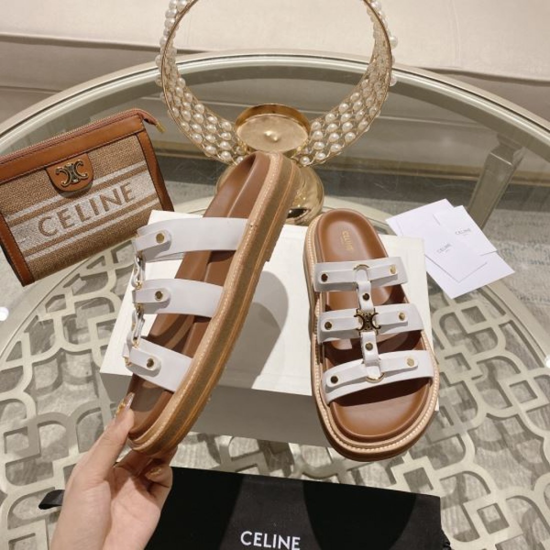 ナチュラル 高級感 CELINE セリーヌ コピー フラットサンダル ブラウンカラー スムースレザー バックル装飾 軽量ソール 足元フィット リゾートスタイル