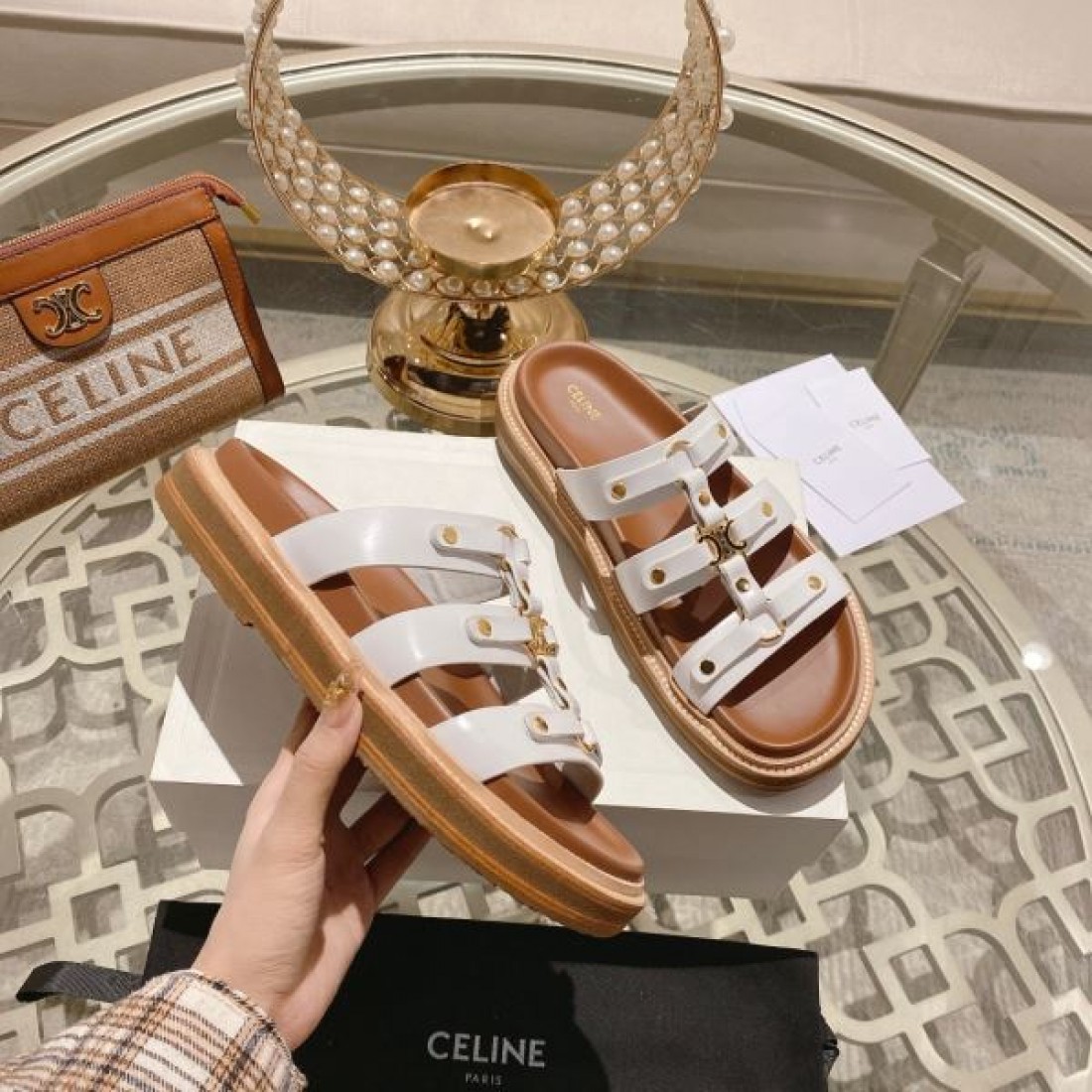 ナチュラル 高級感 CELINE セリーヌ コピー フラットサンダル ブラウンカラー スムースレザー バックル装飾 軽量ソール 足元フィット リゾートスタイル