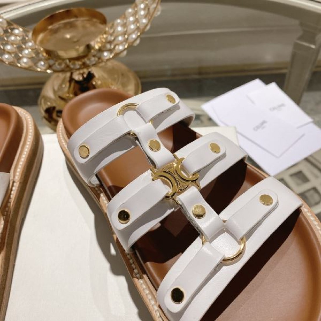 ナチュラル 高級感 CELINE セリーヌ コピー フラットサンダル ブラウンカラー スムースレザー バックル装飾 軽量ソール 足元フィット リゾートスタイル