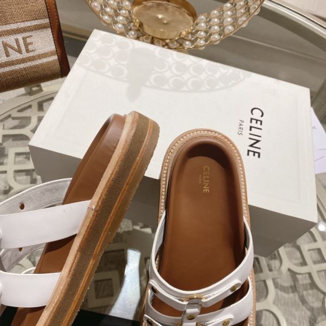 ナチュラル 高級感 CELINE セリーヌ コピー フラットサンダル ブラウンカラー スムースレザー バックル装飾 軽量ソール 足元フィット リゾートスタイル