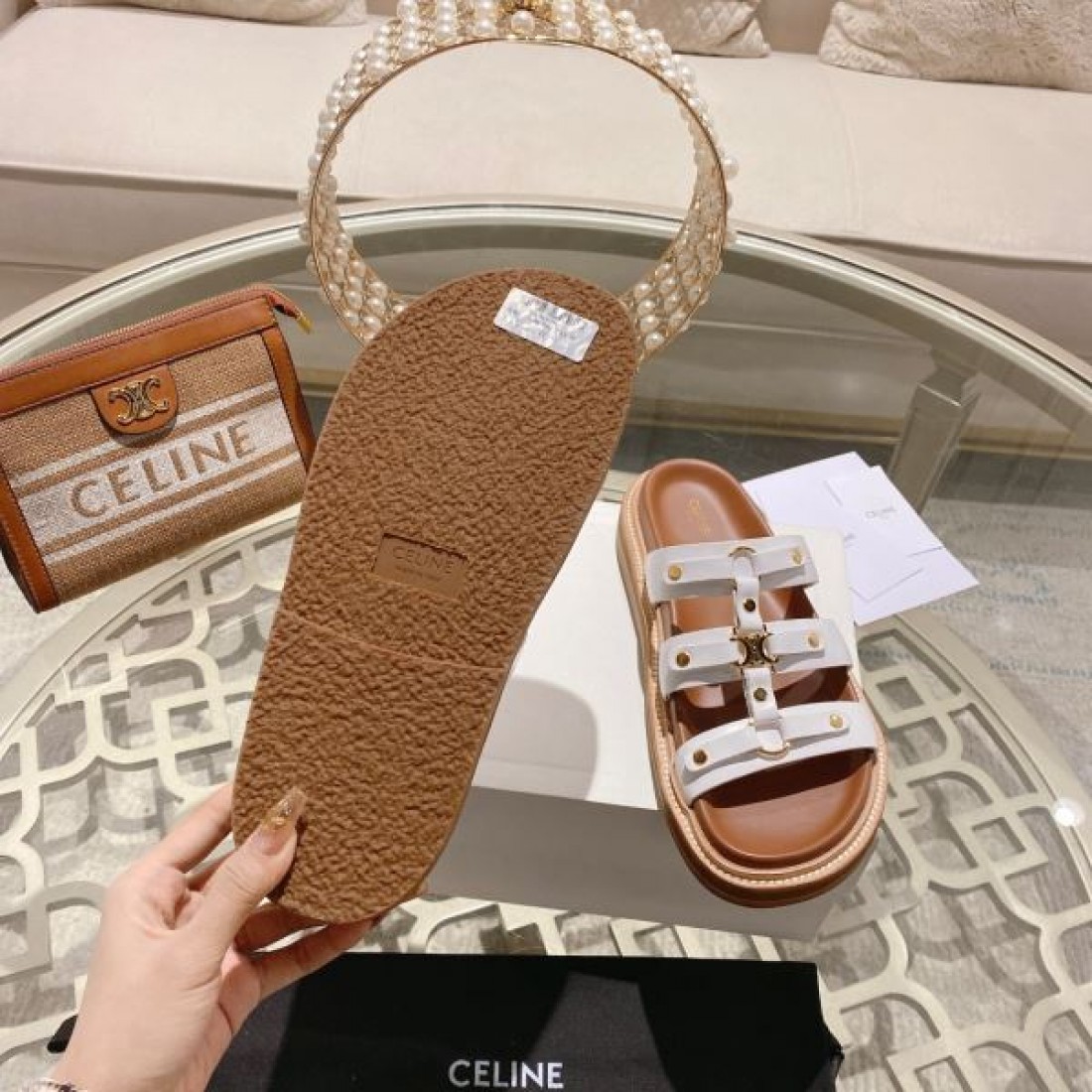 ナチュラル 高級感 CELINE セリーヌ コピー フラットサンダル ブラウンカラー スムースレザー バックル装飾 軽量ソール 足元フィット リゾートスタイル