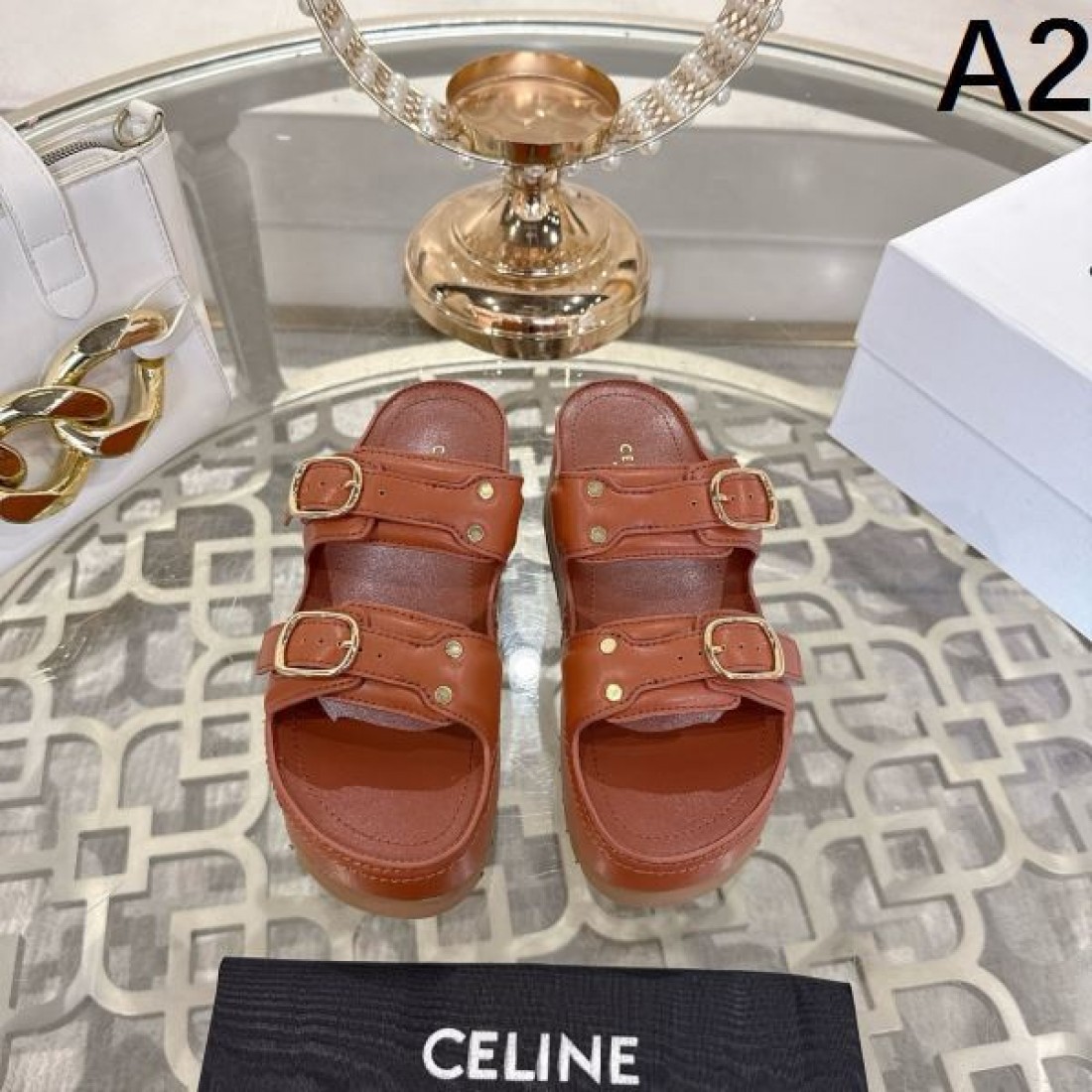 カジュアル 上品 CELINE セリーヌ コピー フラットサンダル キャメルブラウン レザーストラップ メタルバックルデザイン 厚底ソール クッション性良好 夏コーデ
