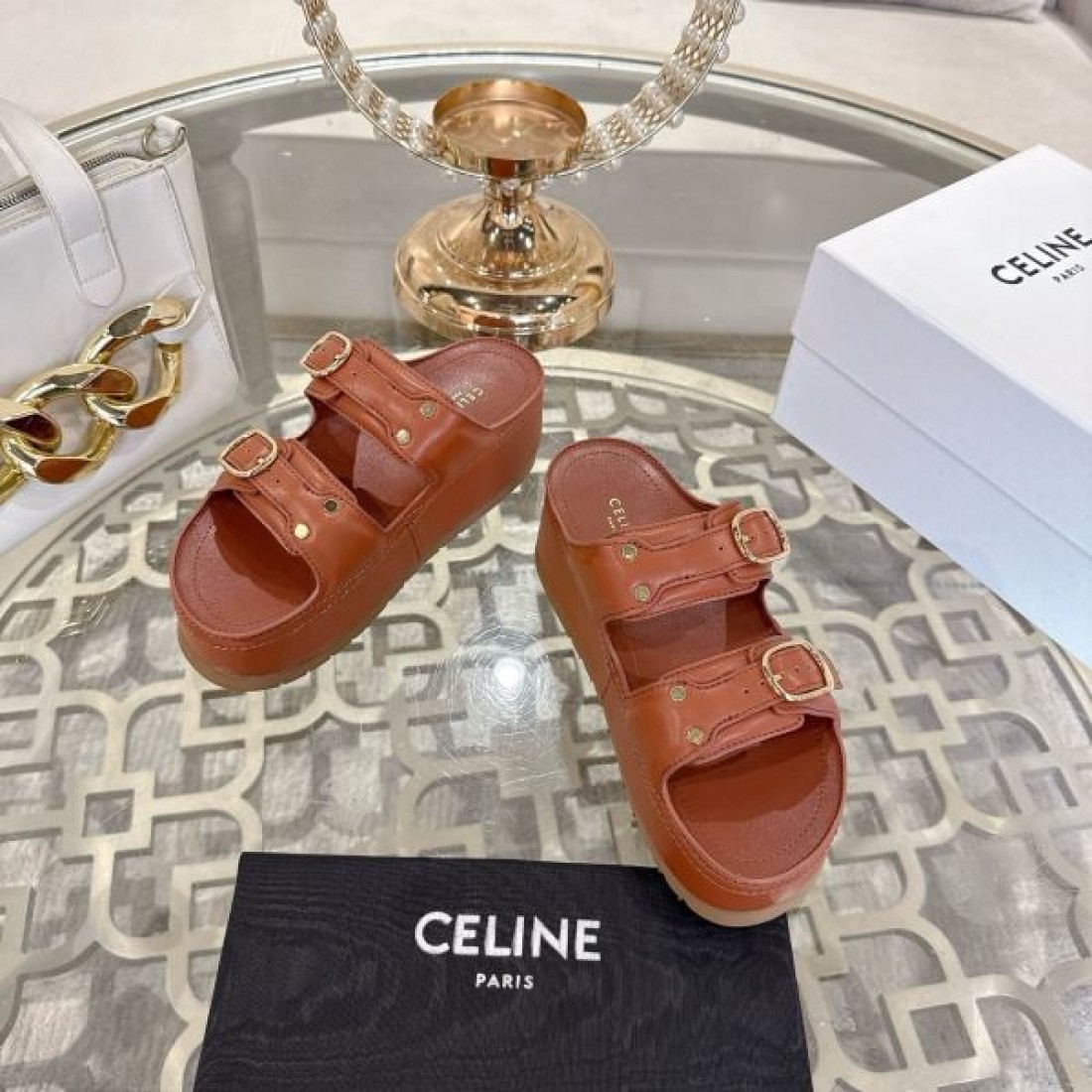 カジュアル 上品 CELINE セリーヌ コピー フラットサンダル キャメルブラウン レザーストラップ メタルバックルデザイン 厚底ソール クッション性良好 夏コーデ
