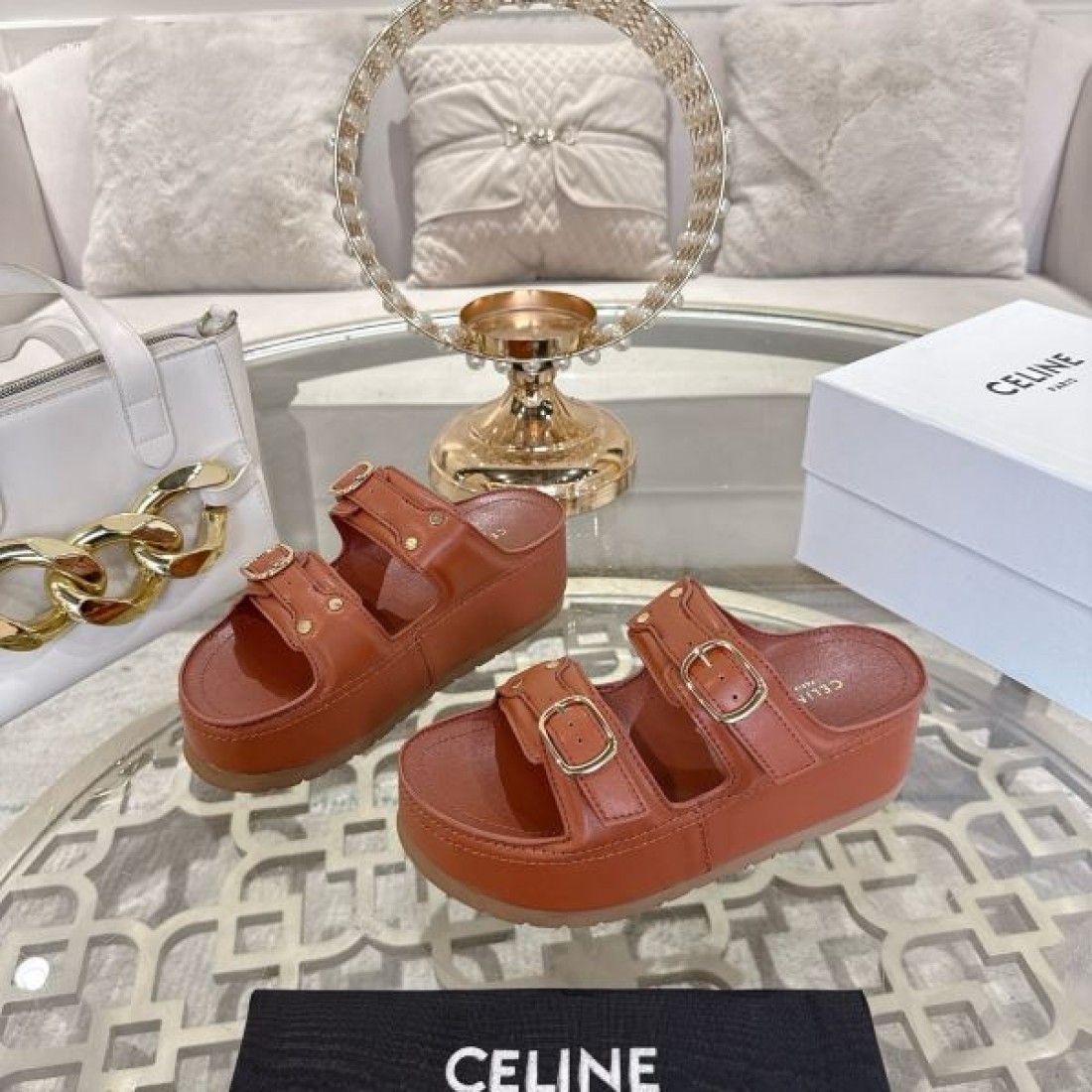 カジュアル 上品 CELINE セリーヌ コピー フラットサンダル キャメルブラウン レザーストラップ メタルバックルデザイン 厚底ソール クッション性良好 夏コーデ