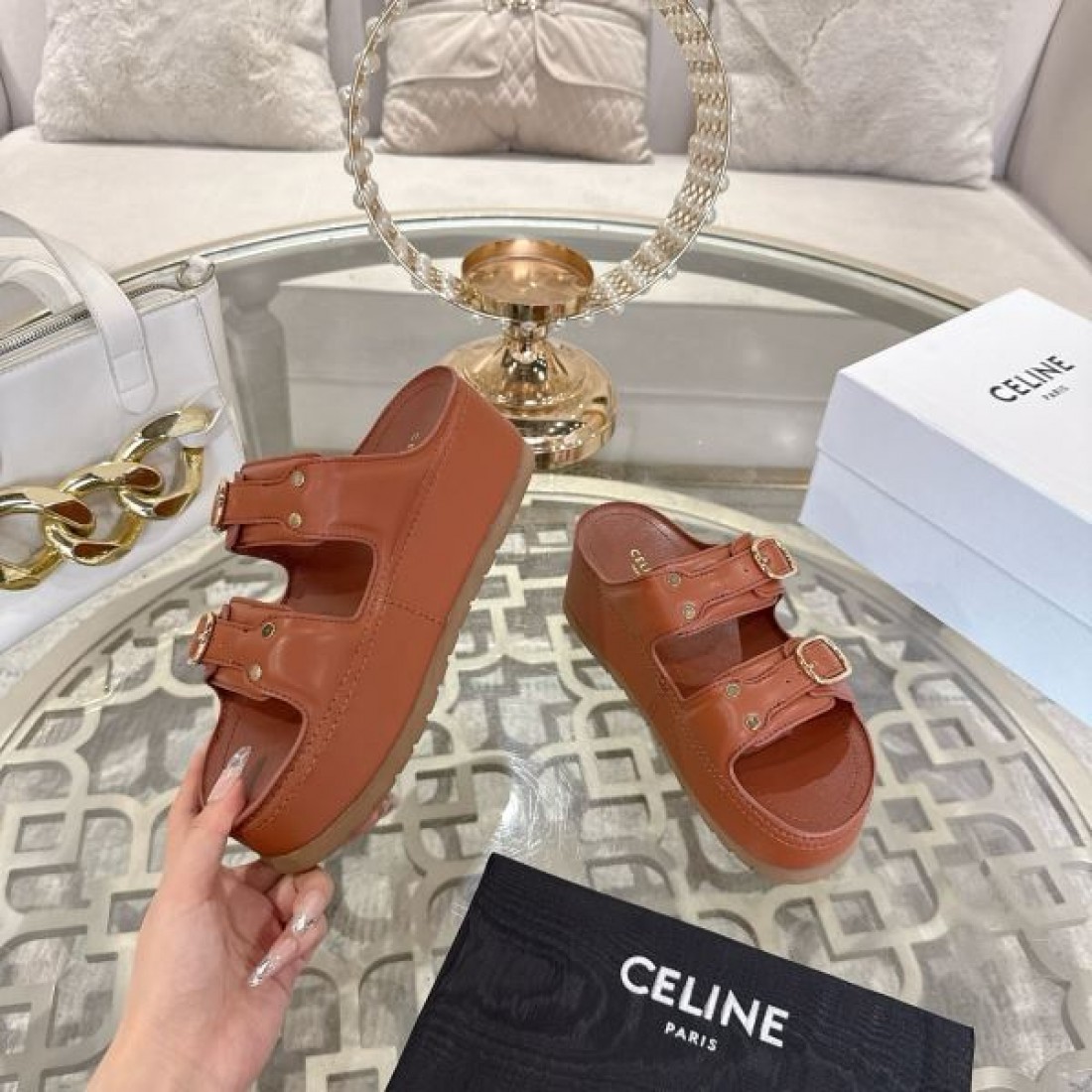 カジュアル 上品 CELINE セリーヌ コピー フラットサンダル キャメルブラウン レザーストラップ メタルバックルデザイン 厚底ソール クッション性良好 夏コーデ