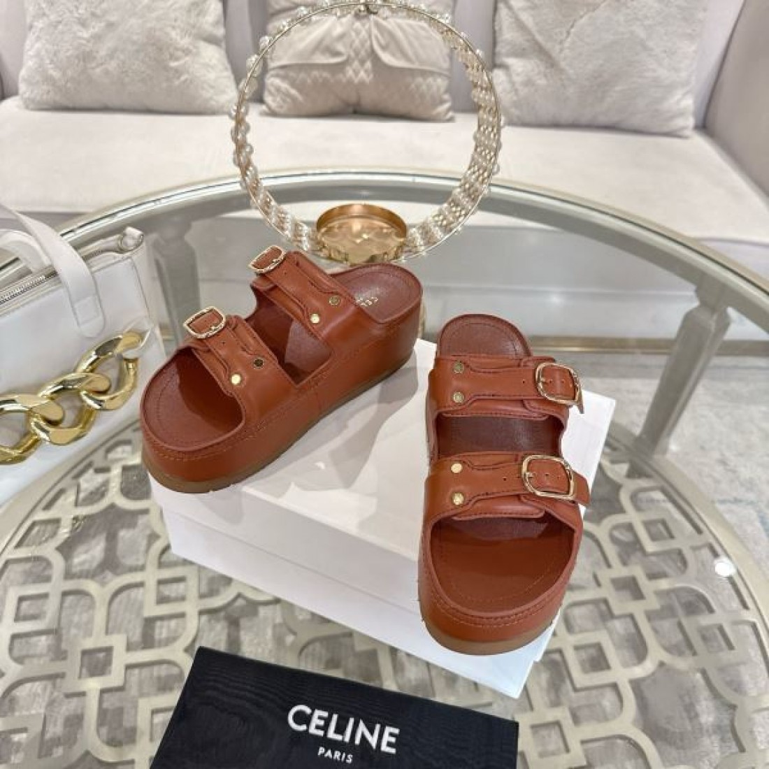 カジュアル 上品 CELINE セリーヌ コピー フラットサンダル キャメルブラウン レザーストラップ メタルバックルデザイン 厚底ソール クッション性良好 夏コーデ