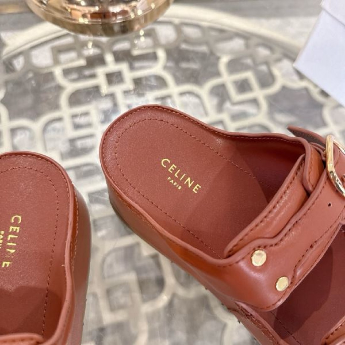 カジュアル 上品 CELINE セリーヌ コピー フラットサンダル キャメルブラウン レザーストラップ メタルバックルデザイン 厚底ソール クッション性良好 夏コーデ