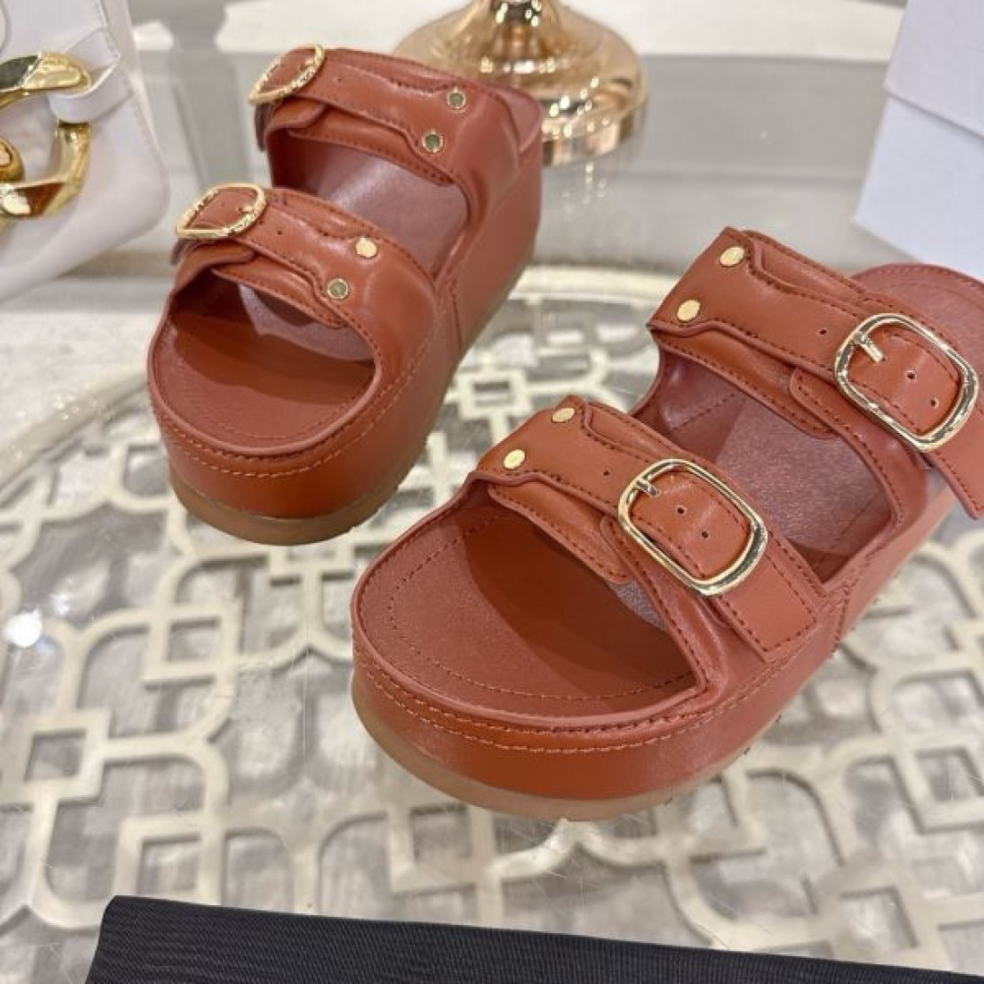 カジュアル 上品 CELINE セリーヌ コピー フラットサンダル キャメルブラウン レザーストラップ メタルバックルデザイン 厚底ソール クッション性良好 夏コーデ