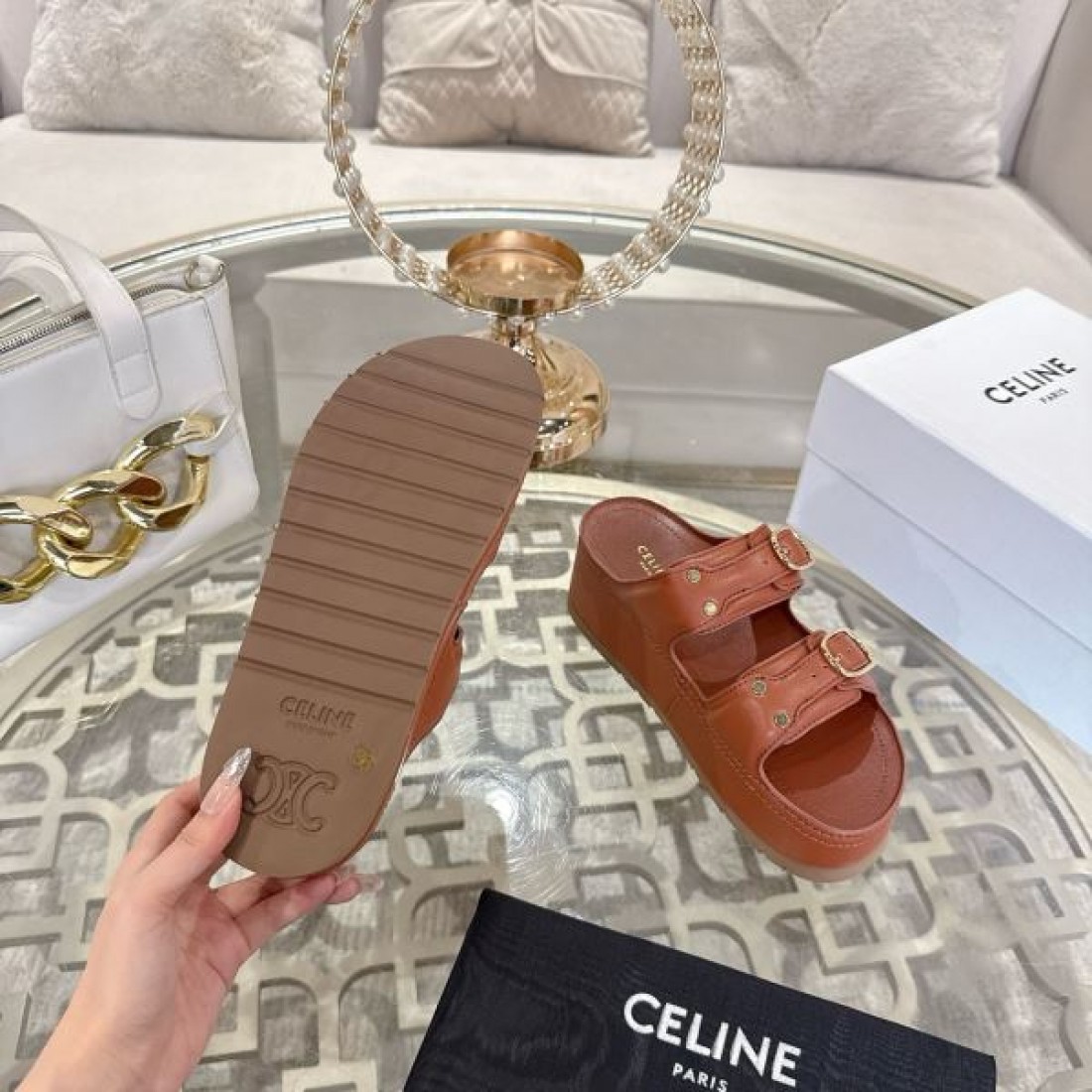 カジュアル 上品 CELINE セリーヌ コピー フラットサンダル キャメルブラウン レザーストラップ メタルバックルデザイン 厚底ソール クッション性良好 夏コーデ