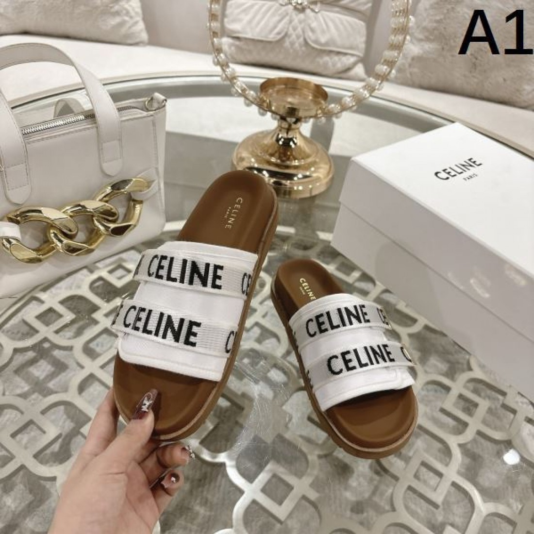 清潔感 CELINE セリーヌ コピー サンダル ホワイトレザー 配色ストラップ ゴールドバックル フラット設計 軽やか履き心地 夏デイリー