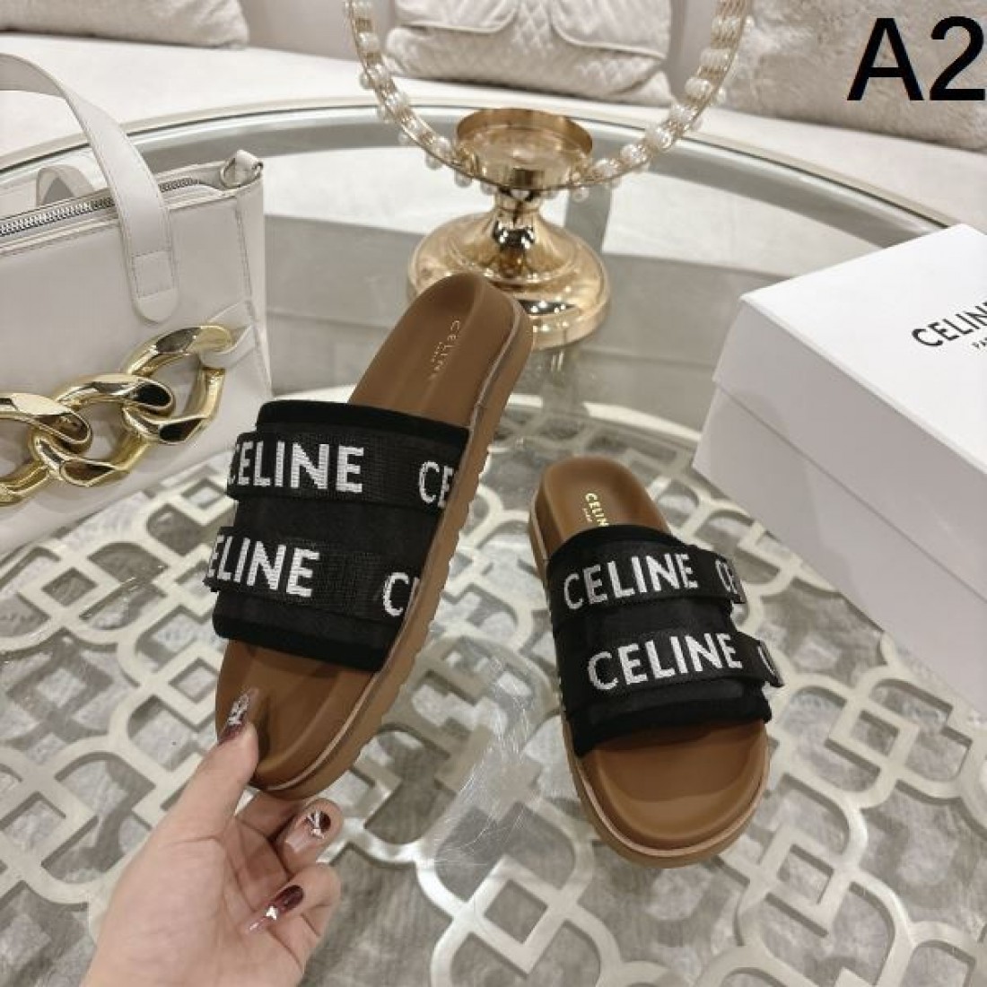 清潔感 CELINE セリーヌ コピー サンダル ホワイトレザー 配色ストラップ ゴールドバックル フラット設計 軽やか履き心地 夏デイリー